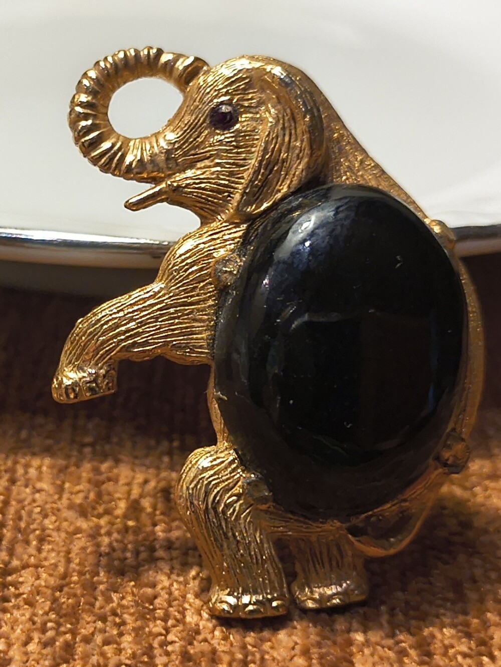 Vtg 80s Gold Tone Elephant Brooch Red Eye Textured Figural Good Luck Trunk Up - Picture 6 of 6